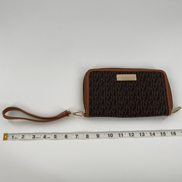 Jones New York Signature Wallet - Picture 2 of 8